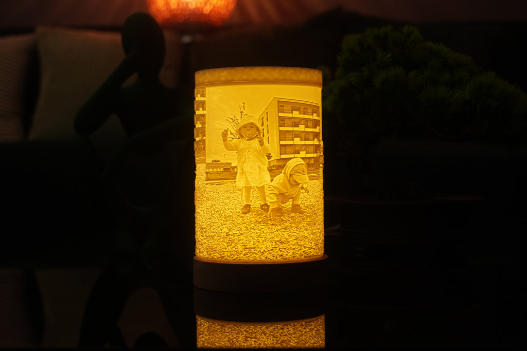 Personalisierte Lichtbild-Säule – mit Holzsockel und integrierter LED