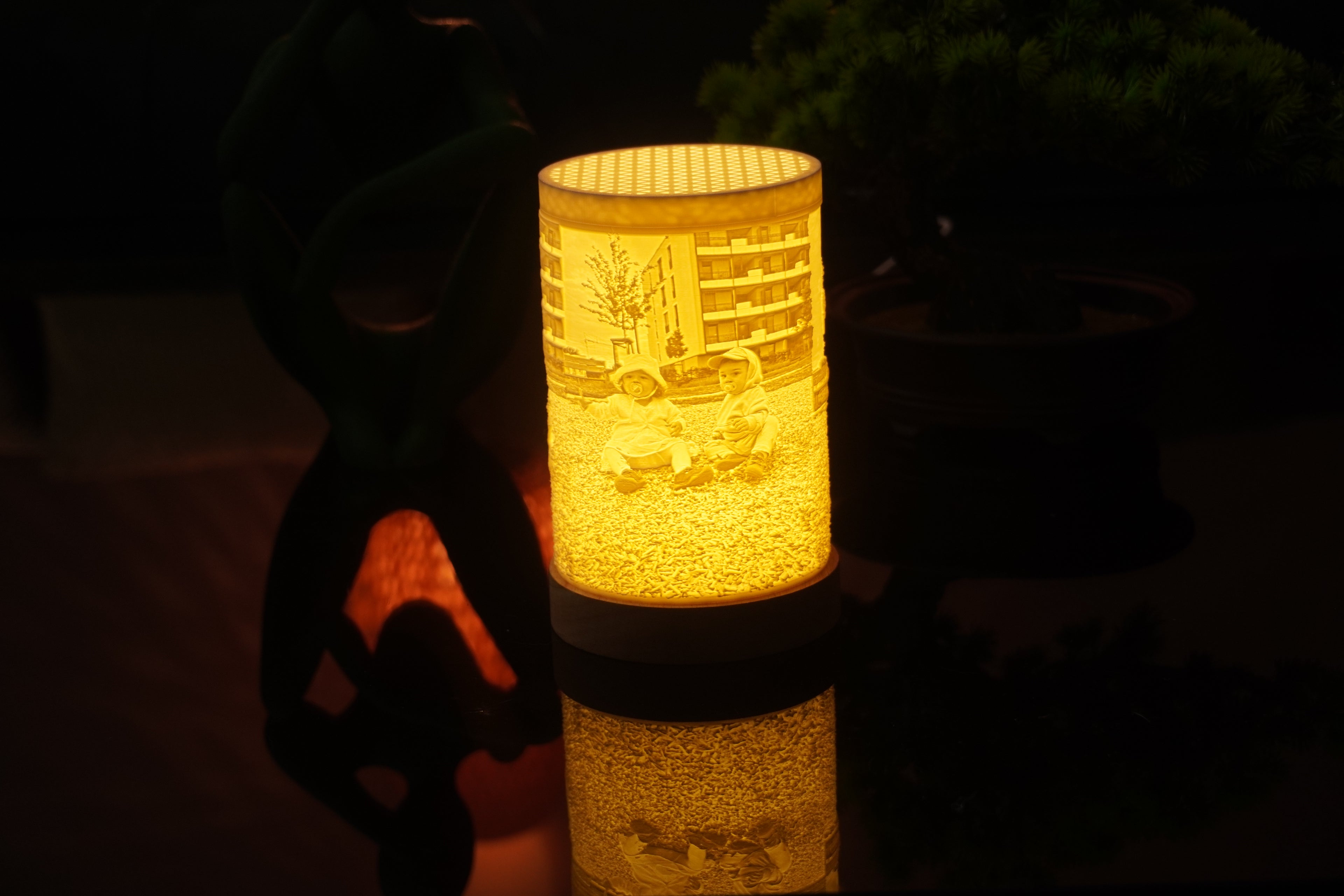 Personalisierte Lichtbild-Säule – mit Holzsockel und integrierter LED